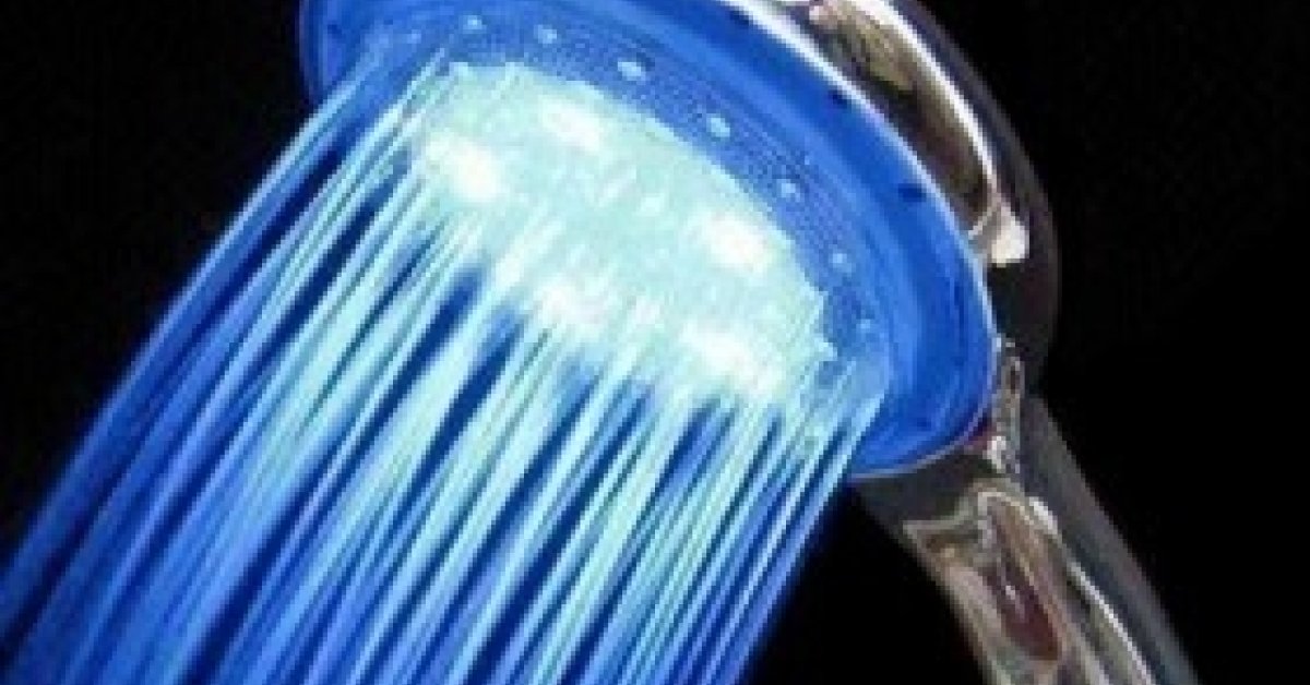 Kék színű ledes zuhanyfej