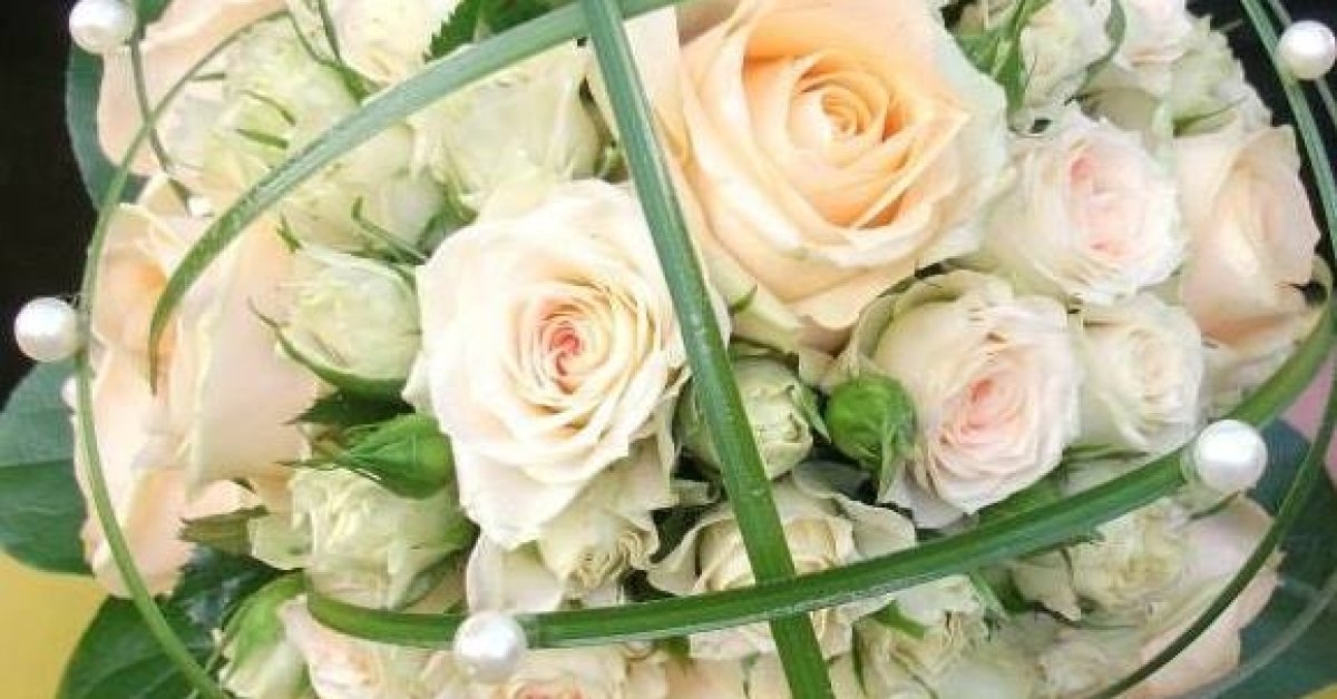 Menyasszonyi gömbcsokor rózsából
