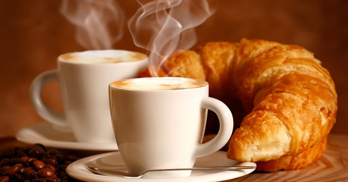 Croissant lekvárral, kávéval