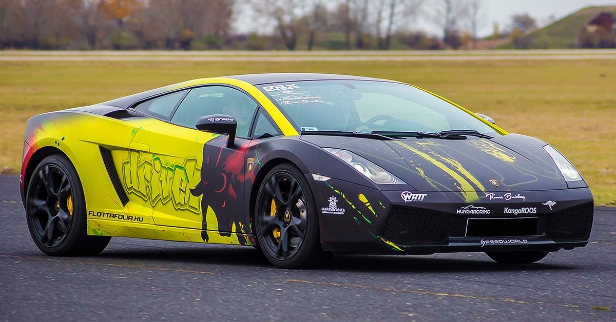 Tesla és Lamborghini vezetés