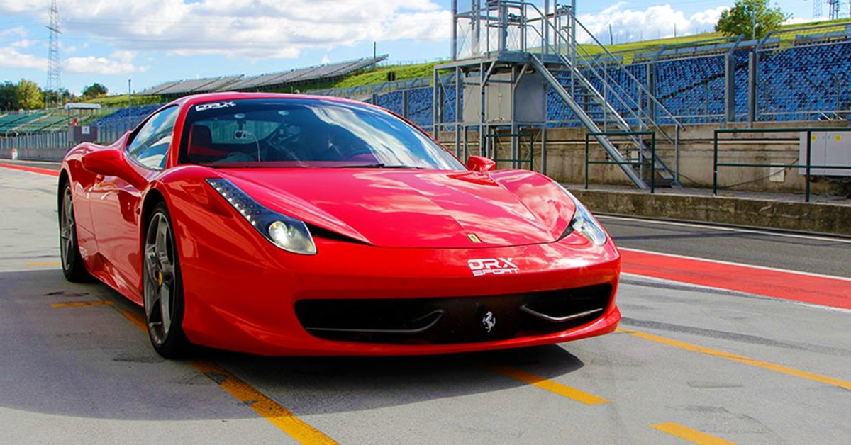Tesla és Ferrari vezetés