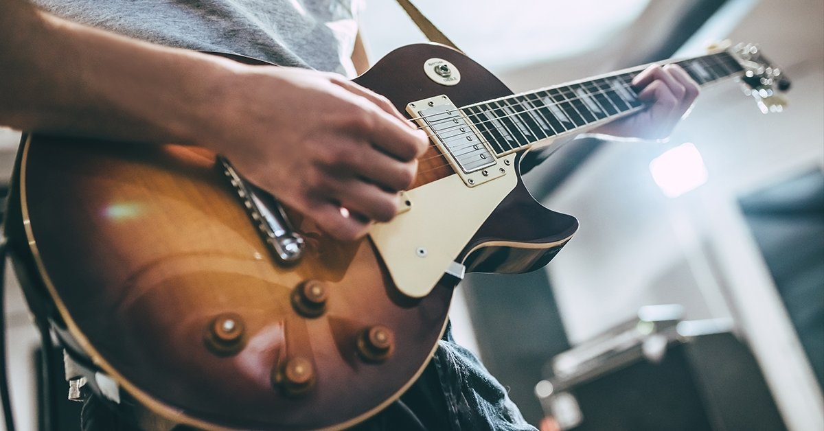 Csapj bele: tanulj meg online gitározni Kökényesi Dániellel