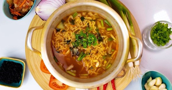 Dél-Korea kedvenc étele: 1 adag Ramyeon leves csirkehússal