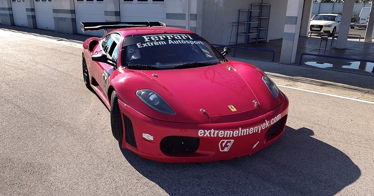 Vezess Ferrari versenyautót